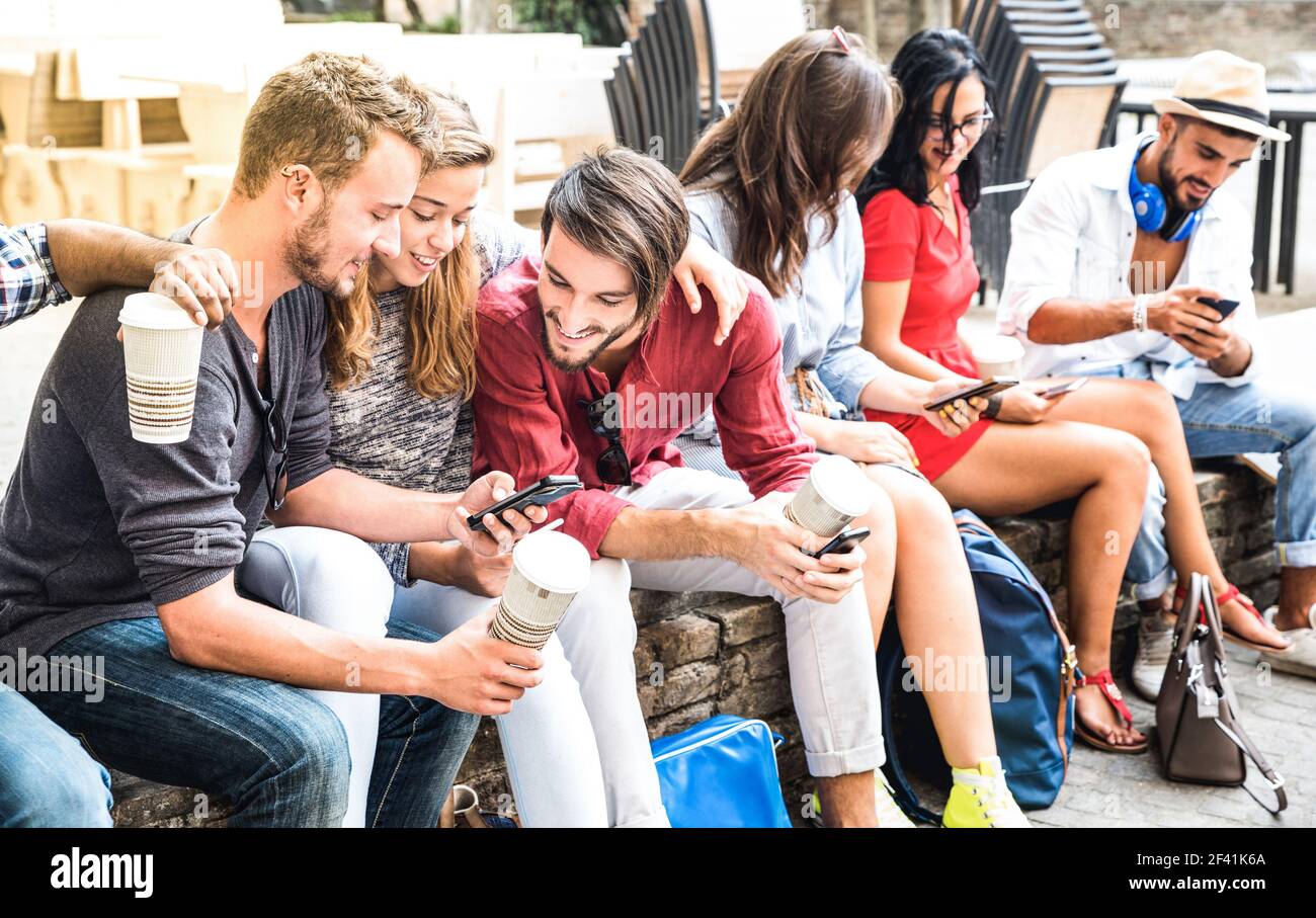 Multirassische Millennials Gruppe mit Smartphone in der Stadt College Hinterhof - Junge Menschen süchtig nach mobilen Smartphone - Technologie-Konzept Stockfoto