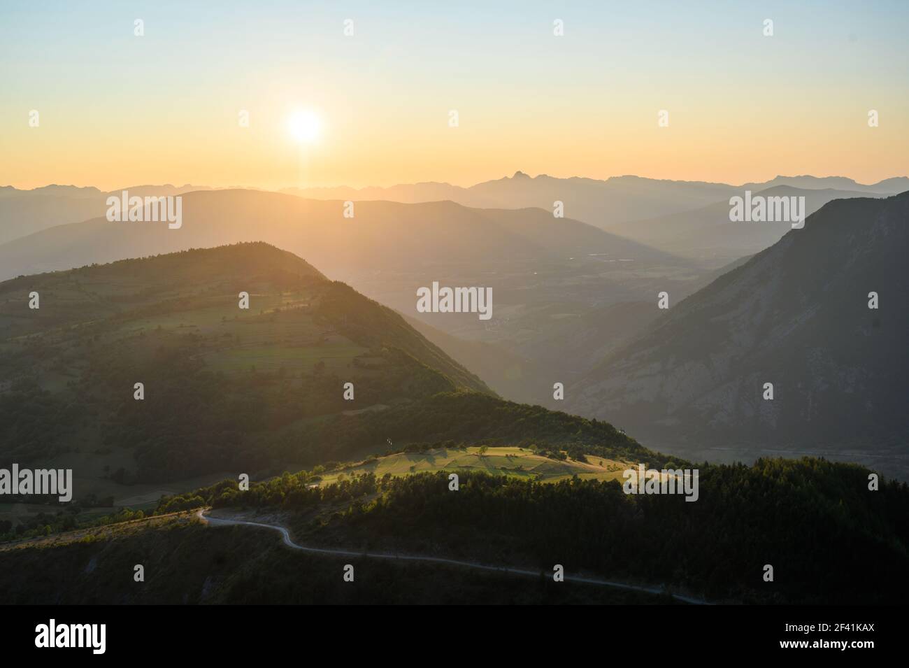 Atemberaubender Sonnenuntergang in den Bergen. Panoramablick auf die grünen Bergketten. Stockfoto