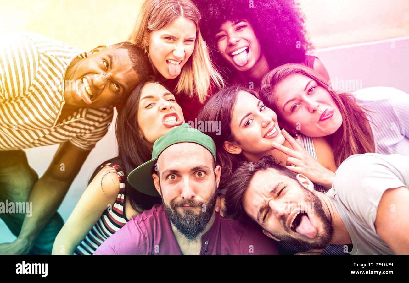 Multirassische Millennial Freunde nehmen Selfie mit lustigen Gesichtern - glücklich Jugendfreundschaftskonzept gegen Rassismus mit internationalen jungen trendigen Menschen Stockfoto