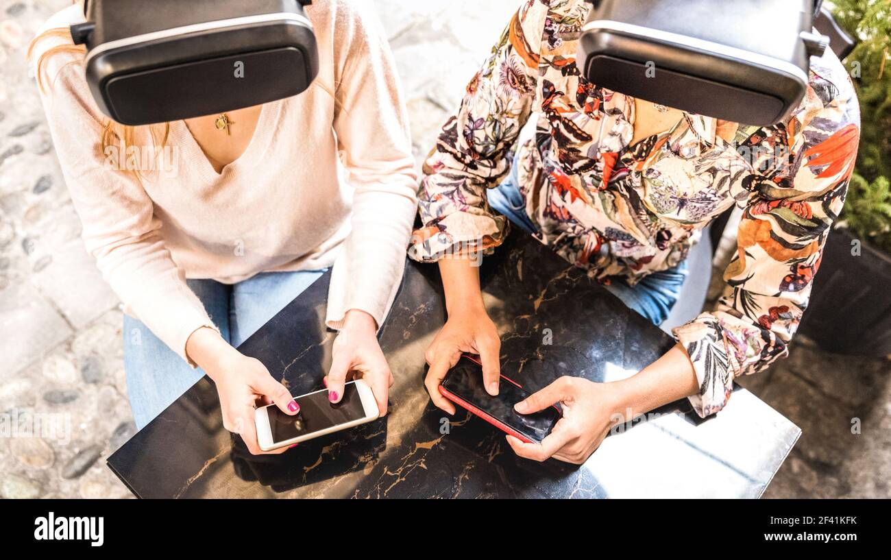Mädchen Freunde spielen auf vr Brille im Freien - Virtual Reality Und Wearable Tech-Konzept mit jungen Menschen Spaß zusammen Mit Headset-Brille Stockfoto