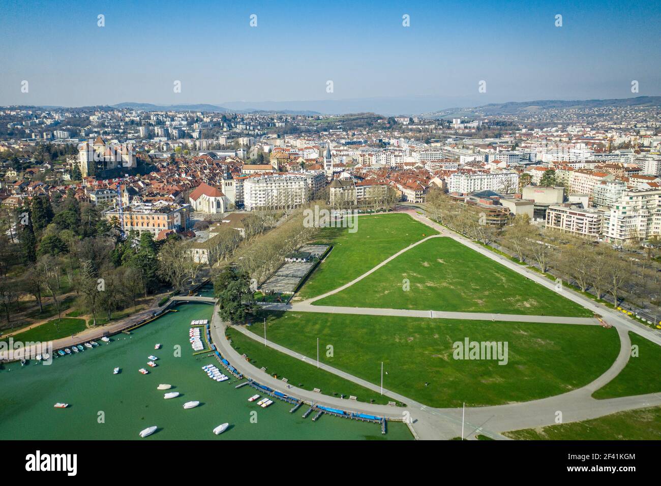 Atemberaubende Stadt am See von Annecy mit großem öffentlichen Park und Schloss auf dem Hügel Stockfoto