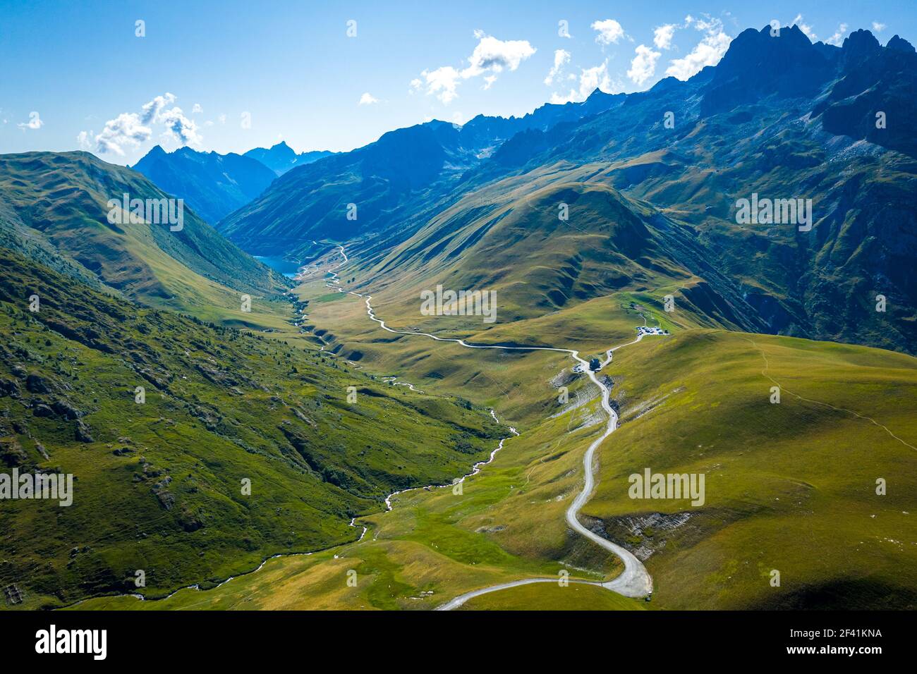 Luftaufnahme von Straßen, die durch das atemberaubende Bergtal weben Der See Stockfoto