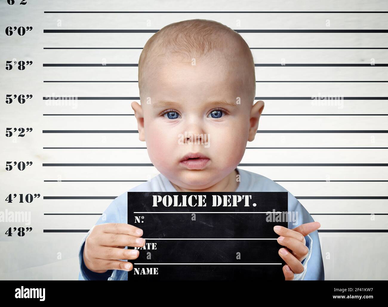 Kleines Kind auf einem Gefängnis-Brett Stockfoto