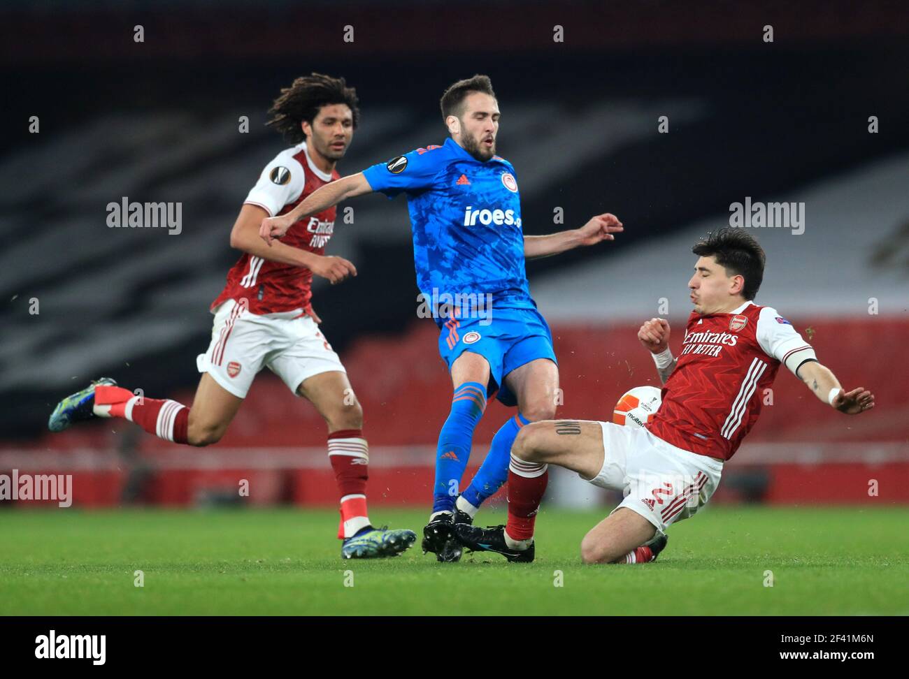 Mohamed Elneny von Arsenal, Kostas Fortounis von Olympiacos und Hector Bellerin von Arsenal (links-rechts) kämpfen während der UEFA Europa League Runde mit sechzehn Sekunden im Emirates Stadium in London um den Ball. Bilddatum: Donnerstag, 18. März 2021. Stockfoto