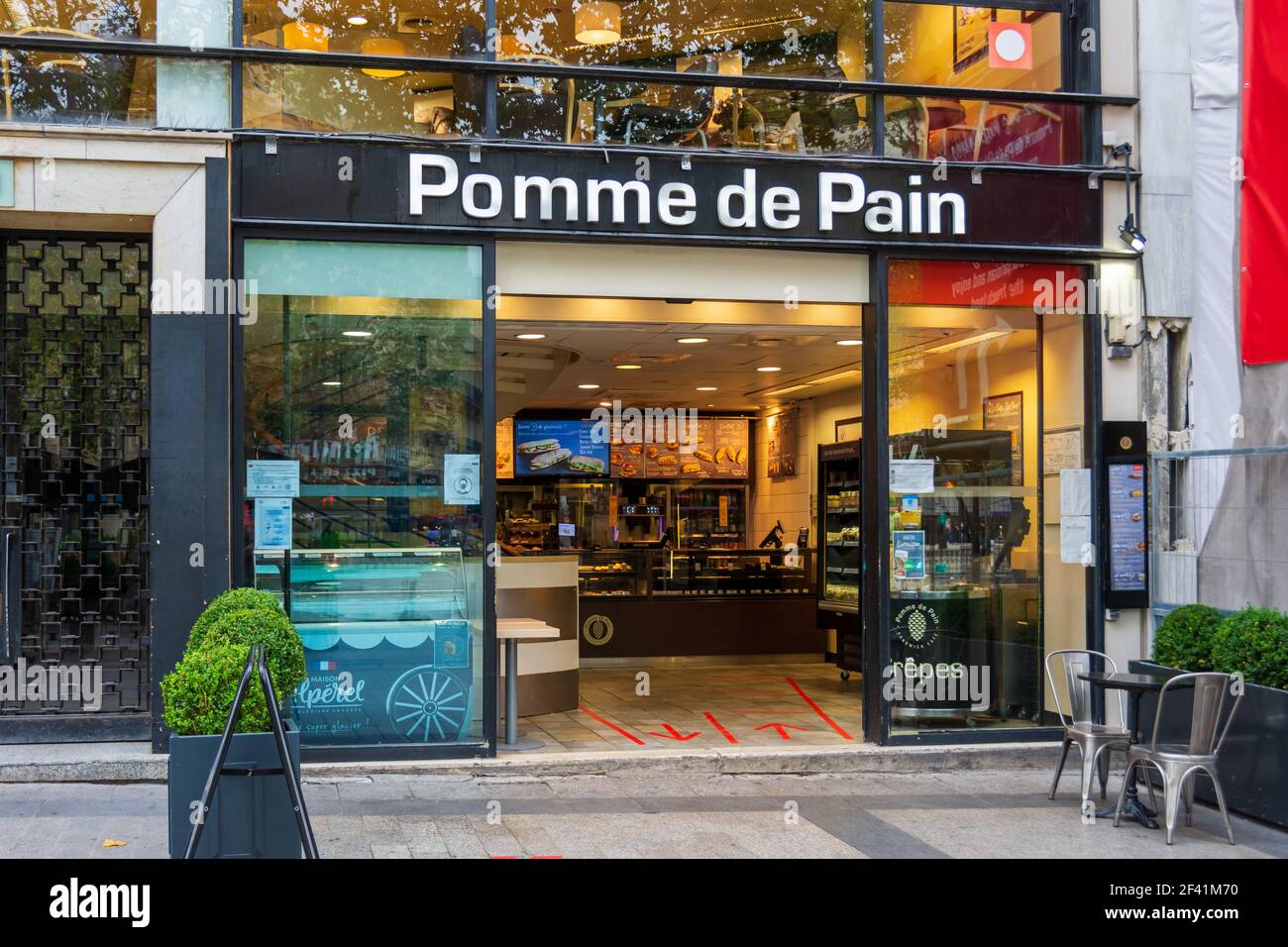 Fassade eines Pomme de Pain Restaurants auf der Avenue des Champs-Elysées, Paris, Frankreich Stockfoto