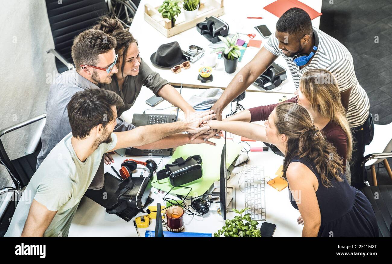 Junge Mitarbeiter Startup-Arbeiter Gruppe Stapeln Hände in städtischen Studio Während Entrepreneurship Brainstorming Projekt - Geschäftskonzept der Humanressourcen Stockfoto