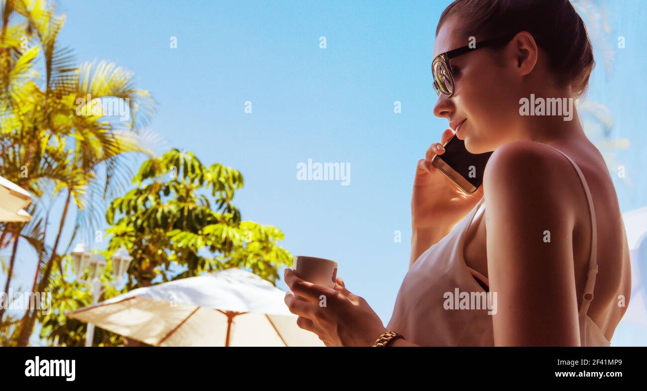 Porträt von einer attraktiven jungen Frau, die einen Kaffee trinken Stockfoto