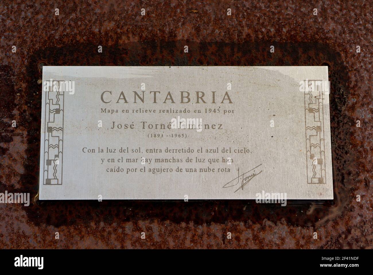 Metalltafel, die eine Reliefkarte von Kantabrien von Jose beschreibt Torne Jimenez installiert in 1945 Plaza de las Brisas Piquio Santander Kantabrien Spanien Stockfoto
