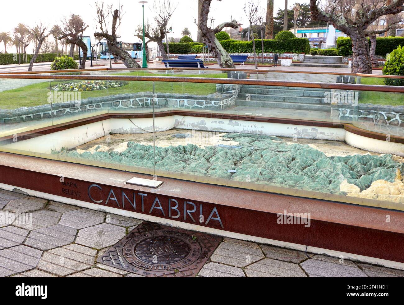 Reliefkarte von Kantabrien von Jose Torne Jimenez Plaza de las Brisas Piquio Santander Kantabrien Spanien mit einem Bus an einer Bushaltestelle und Gärten Stockfoto