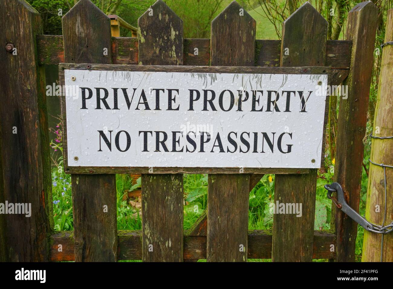 Ein Schild an einem Tor mit der Aufschrift "Privateigentum kein Hausfriedensbruch", England, Großbritannien Stockfoto
