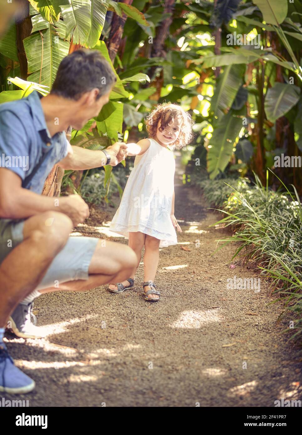 Vater und Tochter im tropischen Garten Stockfoto