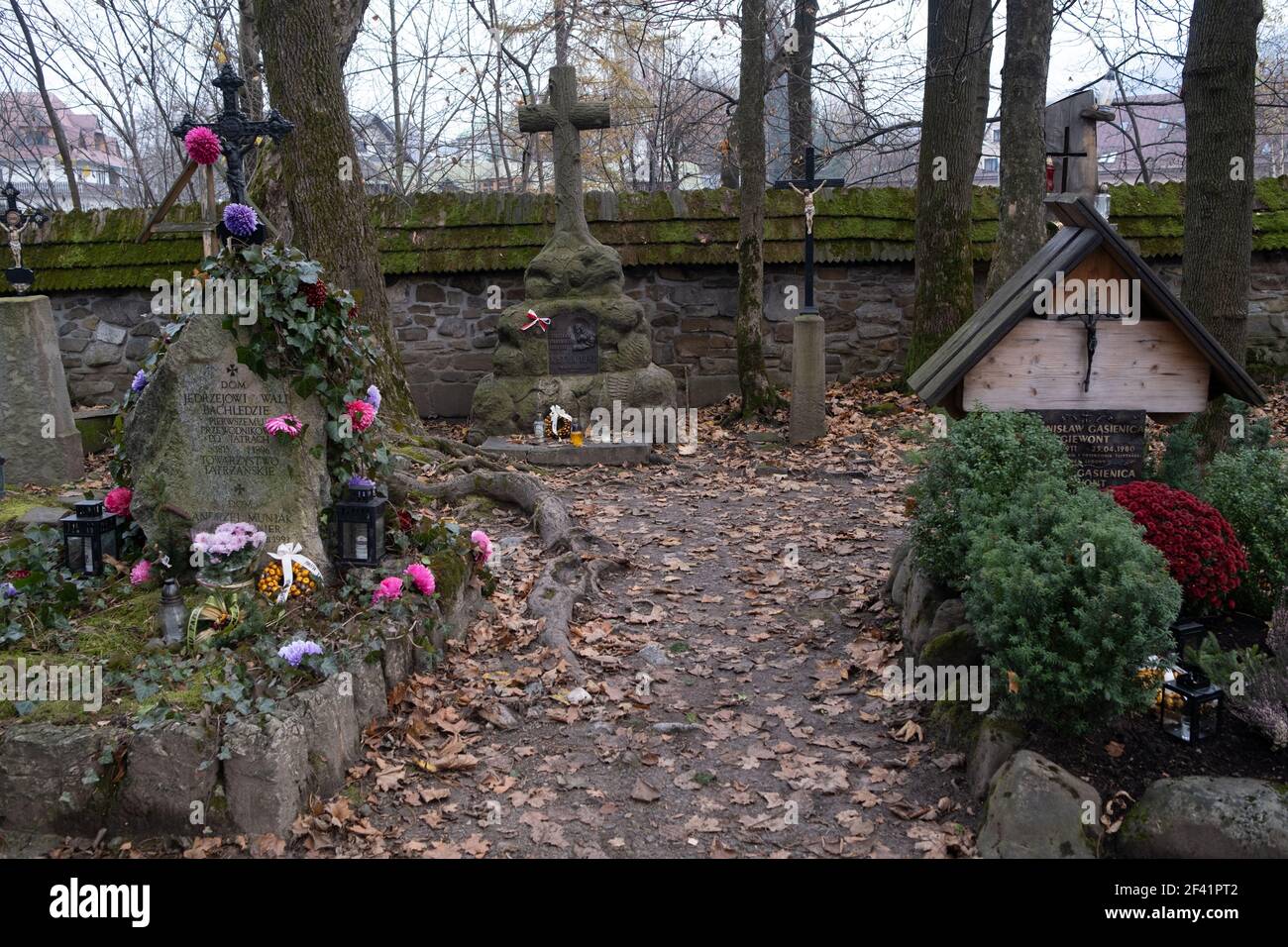 Polen, Zakopane - 13. November 2020: Der Verdienstfriedhof in Peksowy Brzyzek in Zakopane Stockfoto