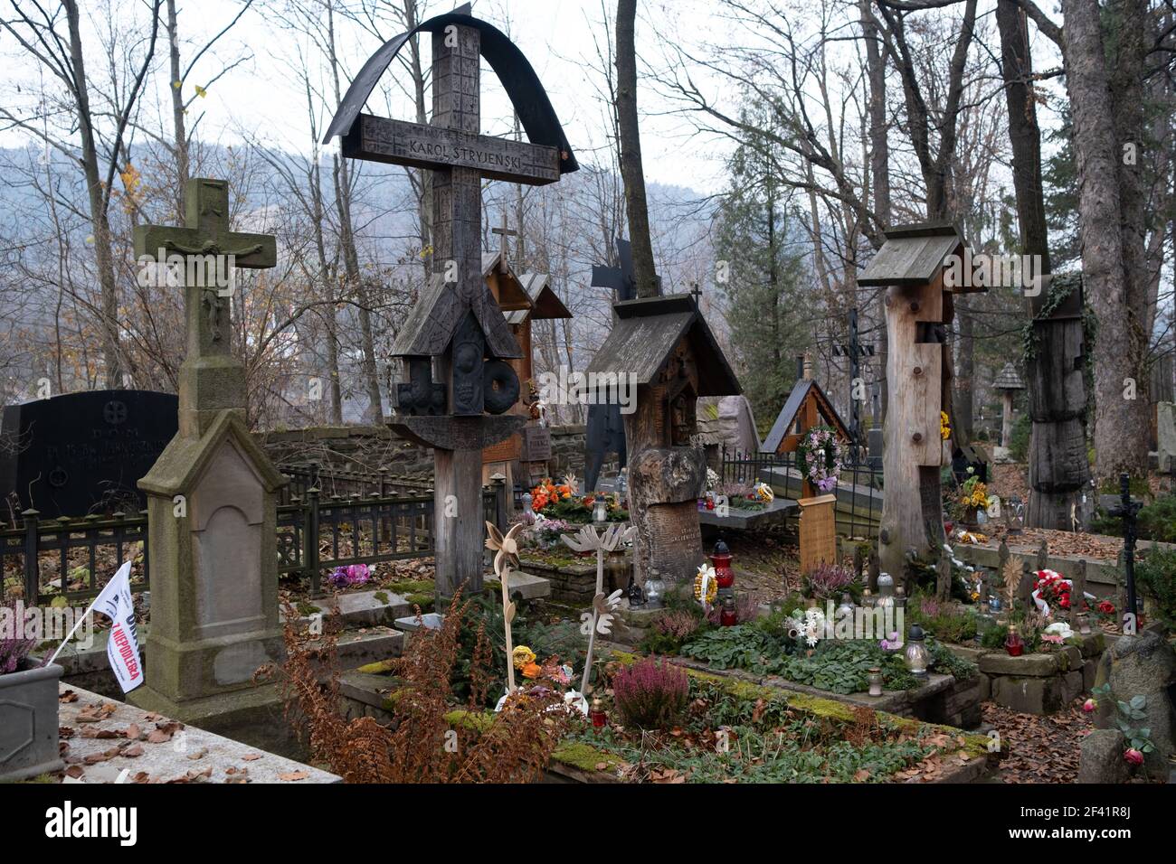 Polen, Zakopane - 13. November 2020: Der Verdienstfriedhof in Peksowy Brzyzek in Zakopane Stockfoto