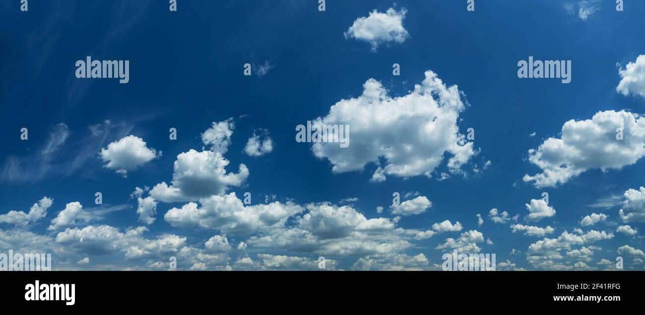 Einige leichte kummulforme Wolken am klaren blauen Himmel. Natur Hintergrund. Stockfoto
