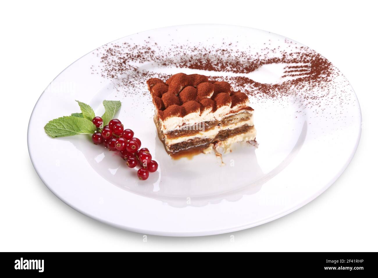 Scheibe Tiramisu Kuchen und und frische Beeren auf weißem Teller isoliert auf weißem Hintergrund. Datei enthält Beschneidungspfad. Stockfoto