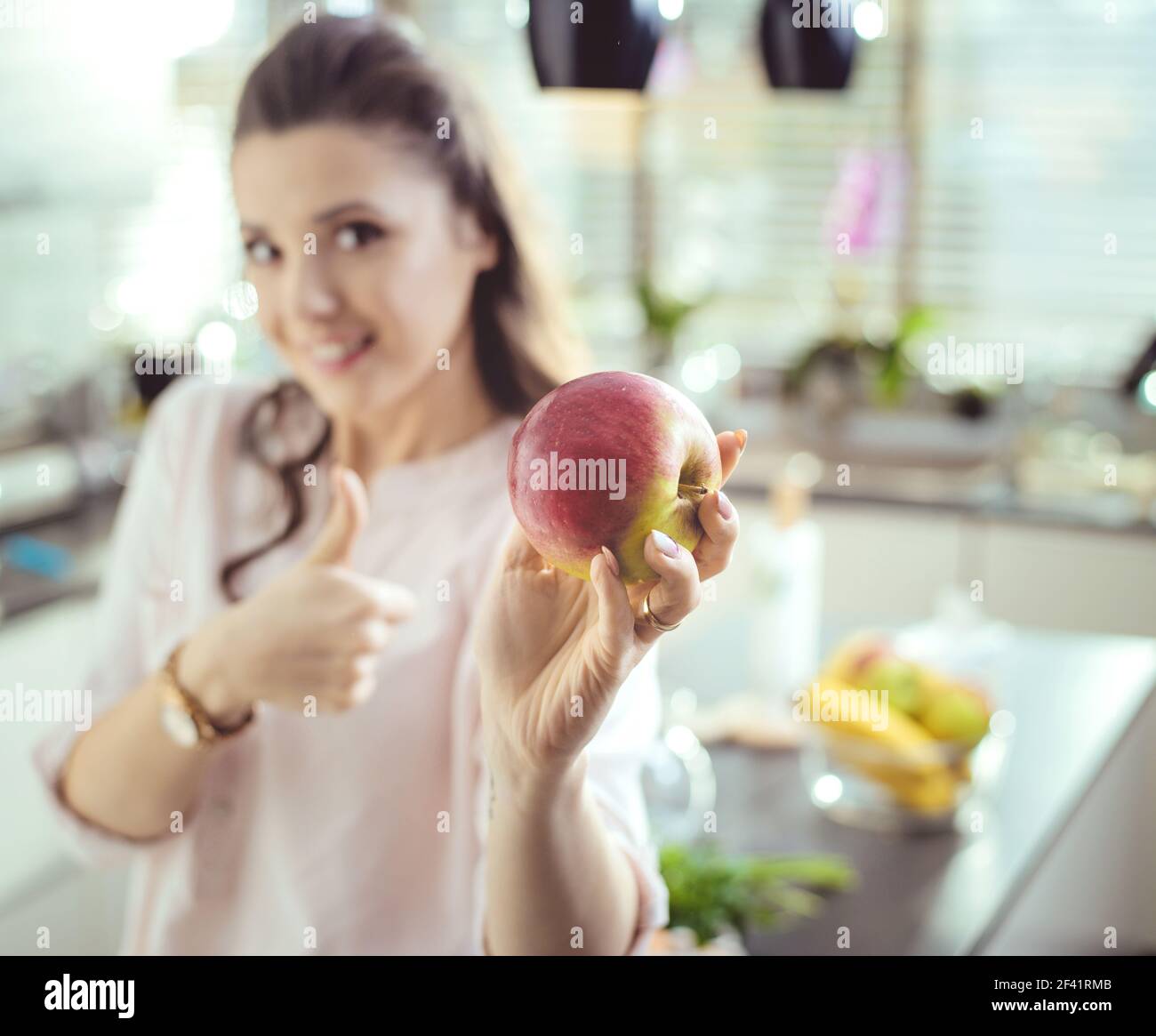 Passen Frau mit einem frischen, roten Apfel Stockfoto