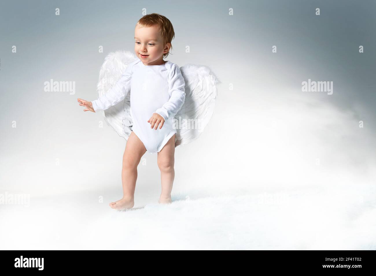 Portrait Of Happy little Baby Engel Stockfoto