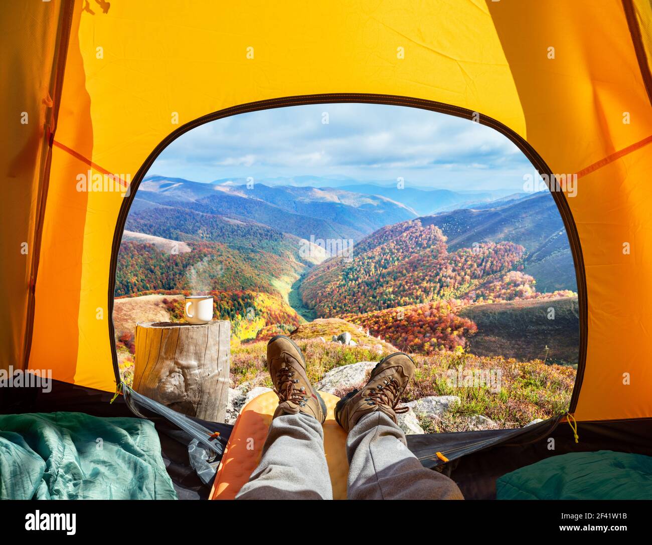 Spektakulärer Blick auf die Natur vom offenen Zelteingang. Die Schönheit der romantischen Trekking und Camping. Stockfoto