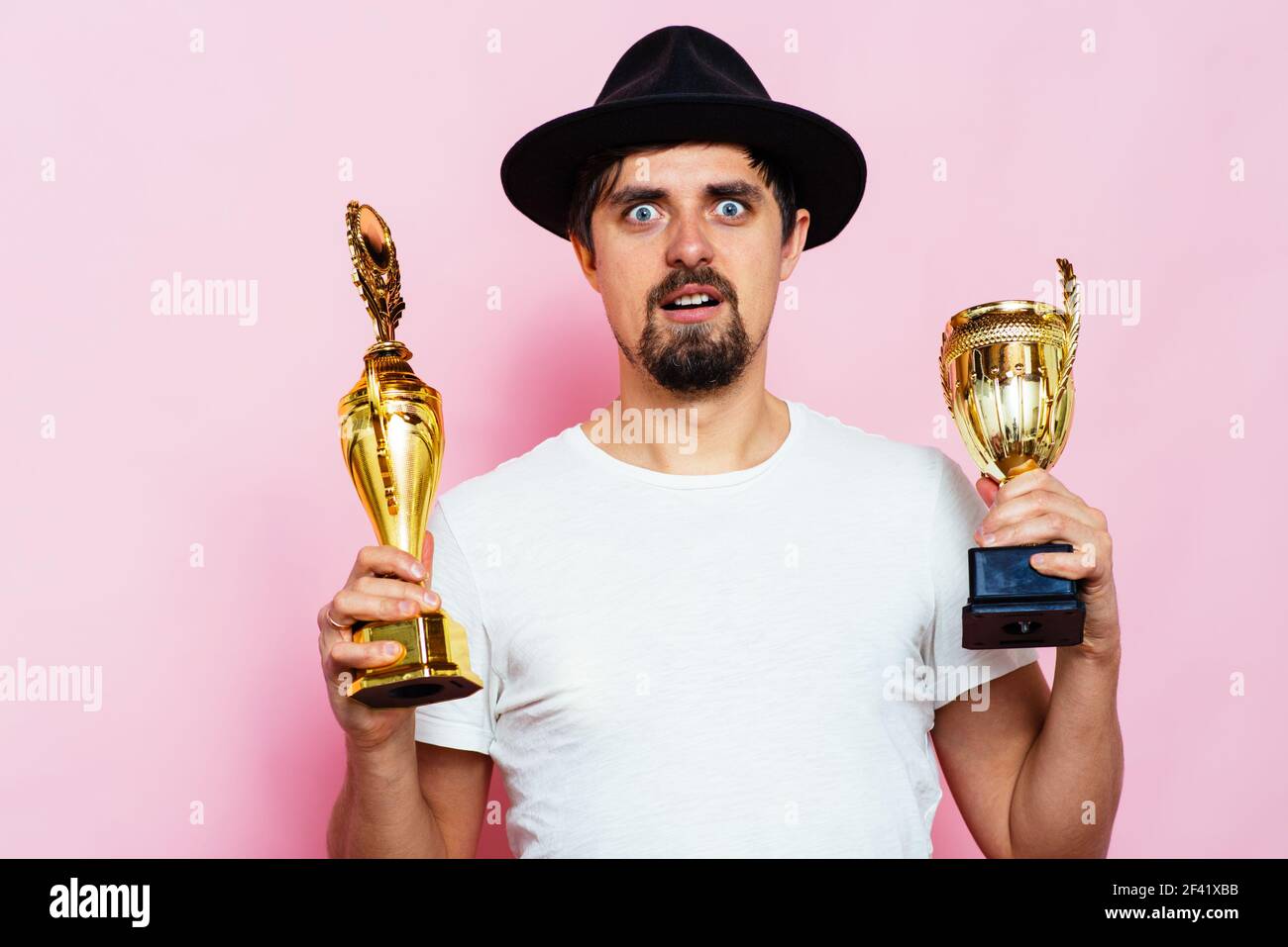 Mann mit einem goldenen Becher Stockfoto