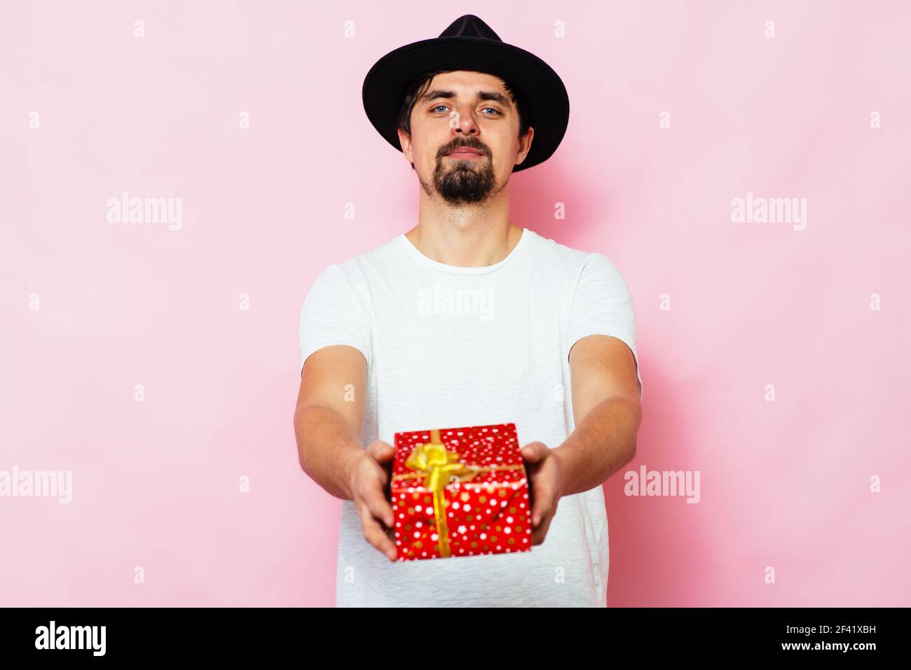 Mann hält eine Geschenk-box Stockfoto