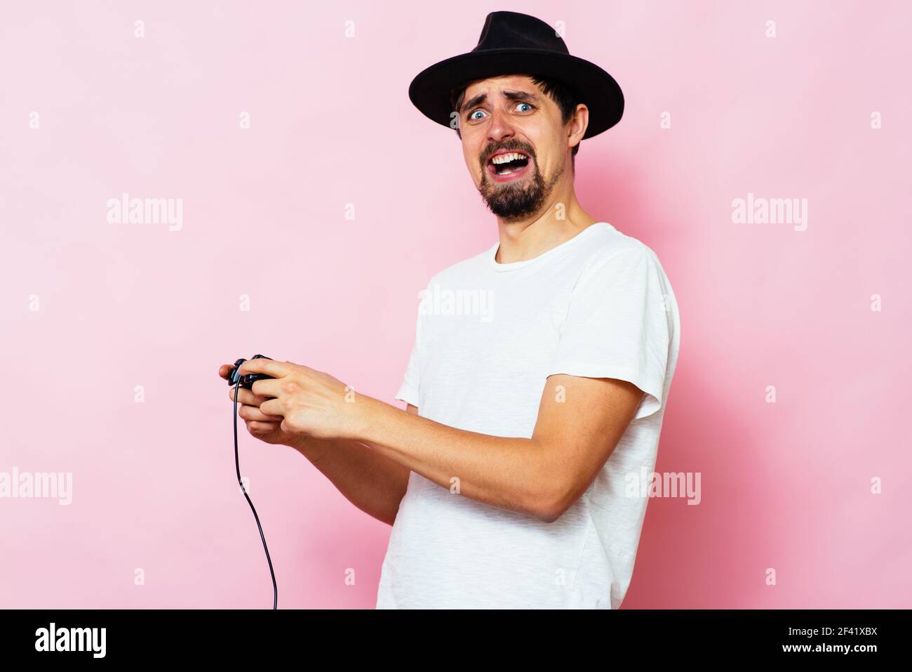 Mann, der auf dem Joystick in einer Spielkonsole spielt Stockfoto