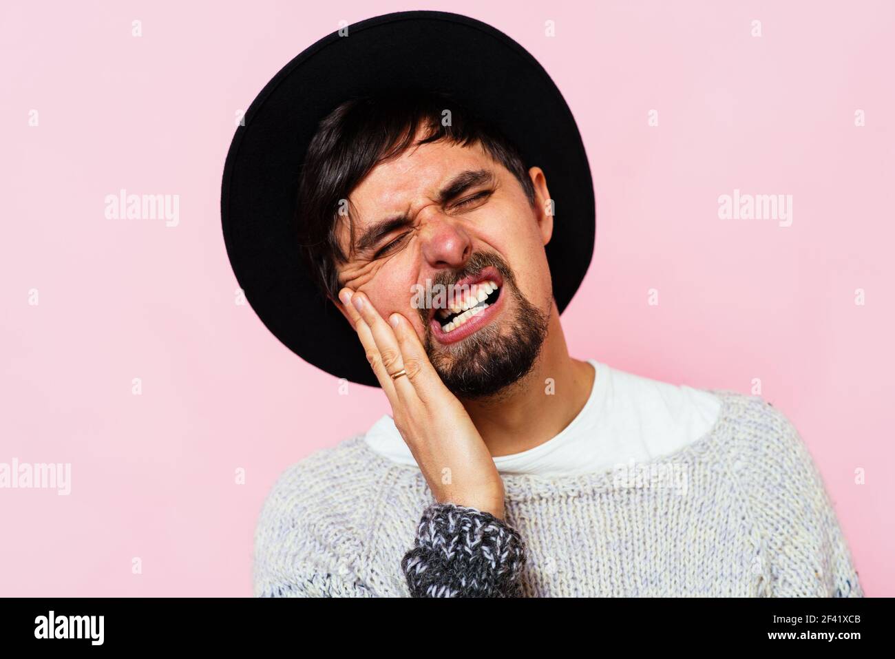 Männliche Zahnschmerzen. studiofoto Stockfoto