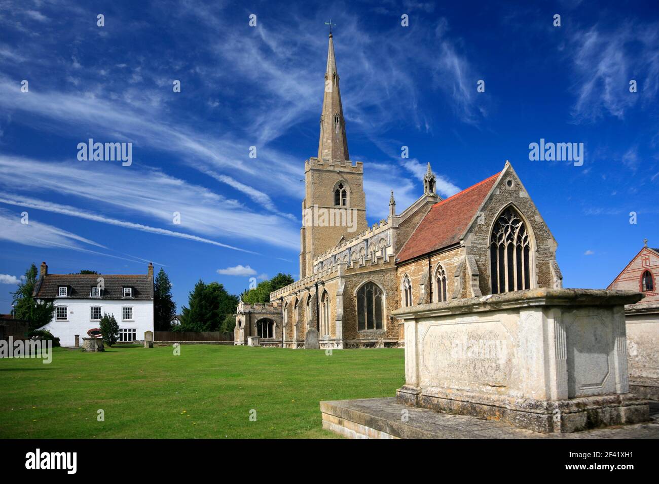 Sommeransicht über St. Wendredas Kirche, March Town, Cambridgeshire, England, Großbritannien Stockfoto