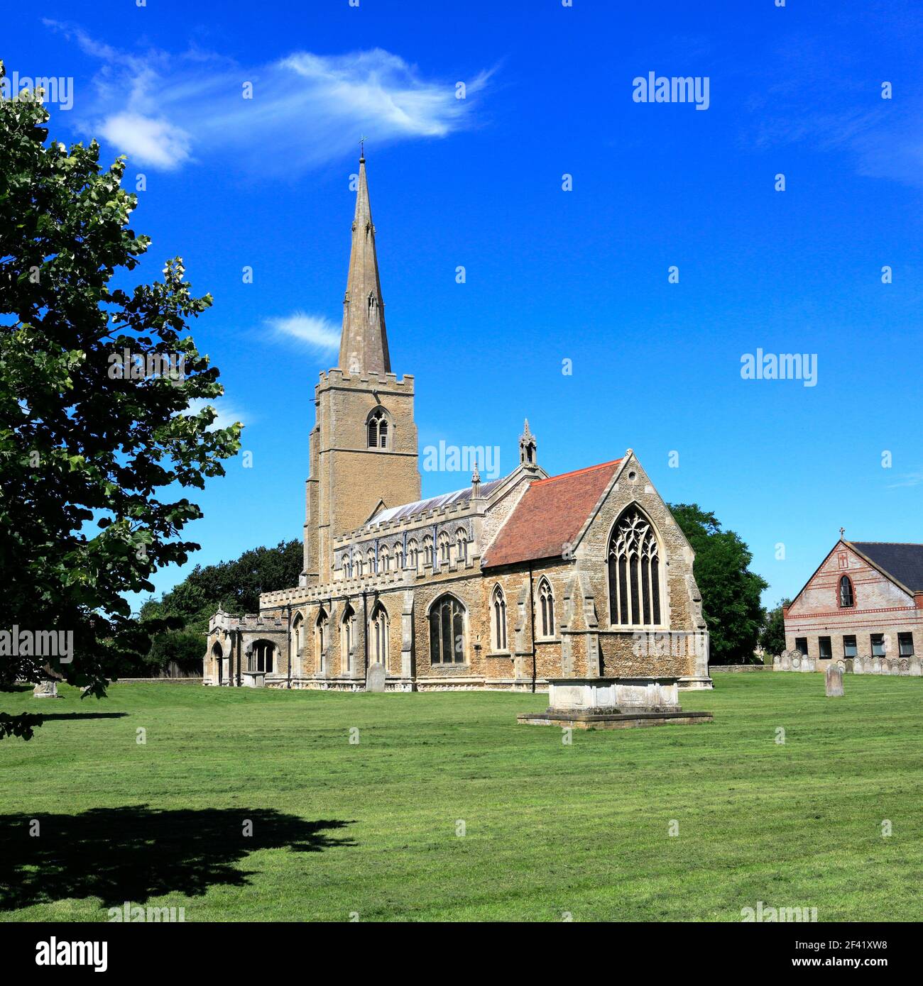 Sommeransicht über St. Wendredas Kirche, March Town, Cambridgeshire, England, Großbritannien Stockfoto