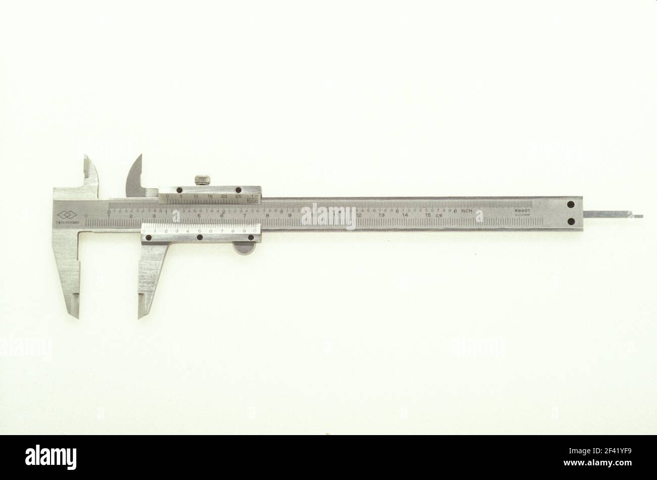 Präzises Messinstrument, Bremssattel auf weißem Hintergrund, 35 mm Filmaufnahme Stockfoto