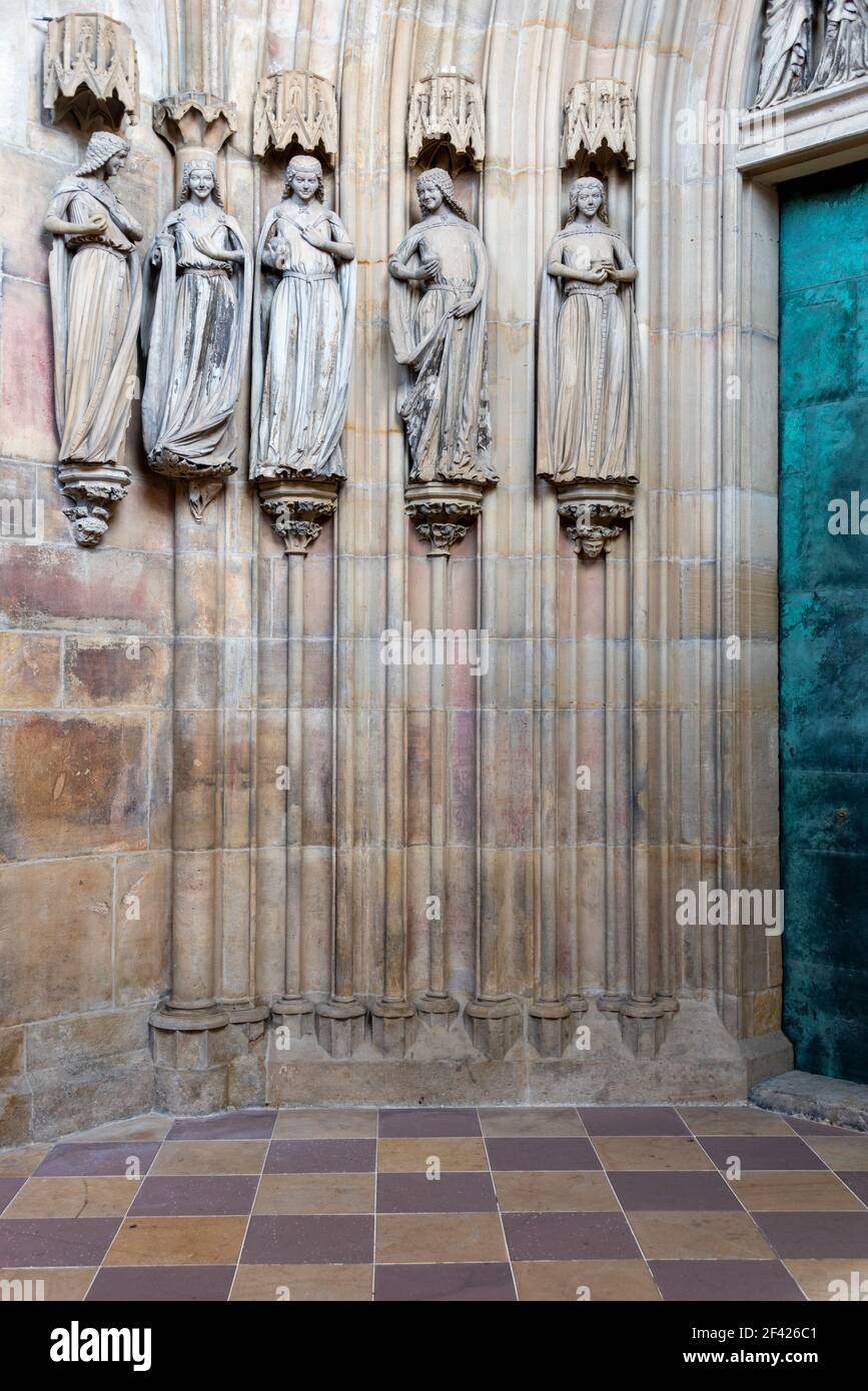 Deutschland, Sachsen-Anhalt, Magdeburg, fünf Weise Jungfrauen, spätromanische Skulpturen in der Paradiesvorhalle des Magdeburger Doms Stockfoto