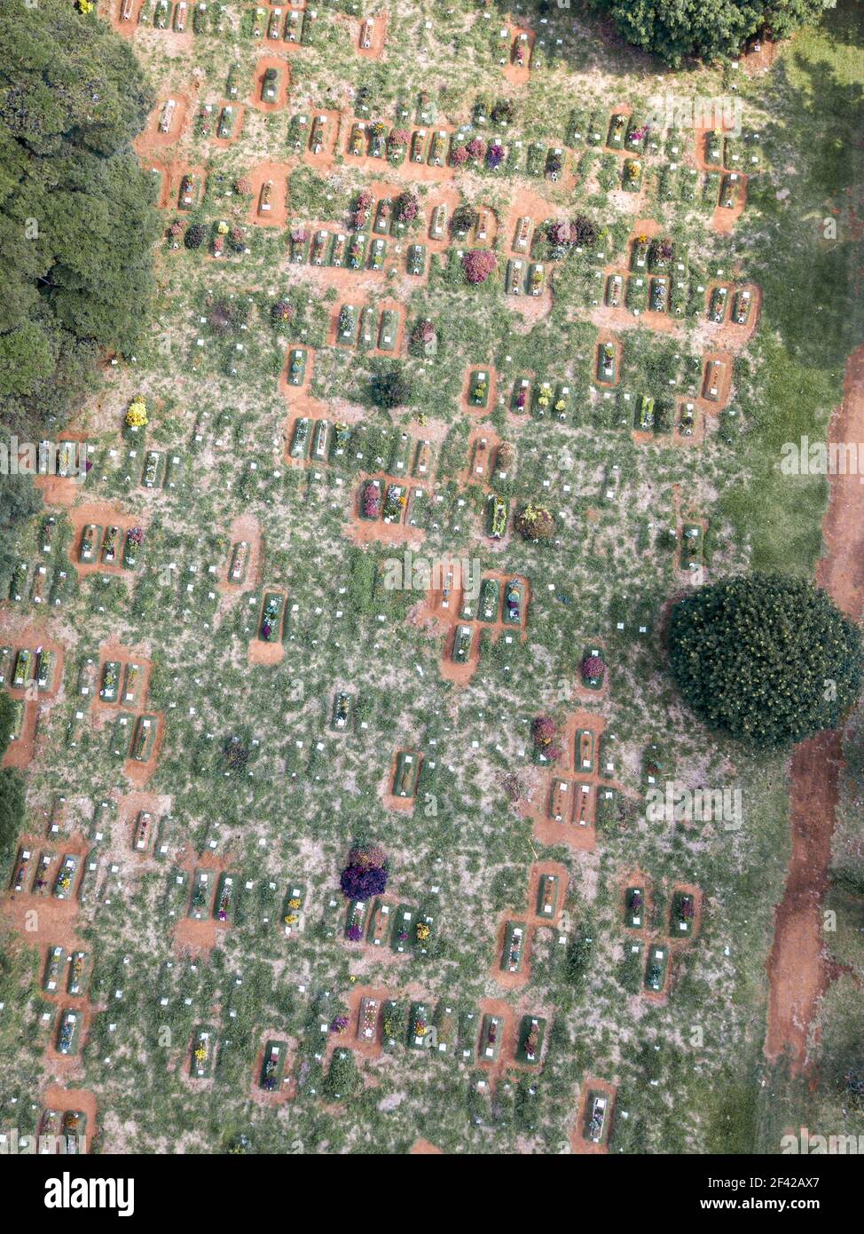 São PAUL0 (SP), 13.03.2021 - das tägliche Leben Friedhof Vila Formosa -, Luftaufnahme Friedhof von Vila Formosa, auf der Ostseite von SP, an diesem Samstag (13th). Stockfoto