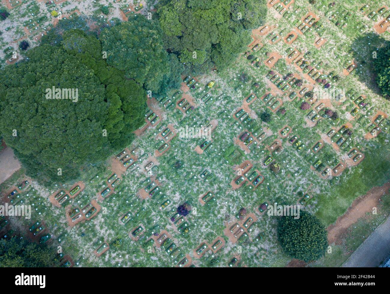 São PAUL0 (SP), 13.03.2021 - das tägliche Leben Friedhof Vila Formosa -, Luftaufnahme Friedhof von Vila Formosa, auf der Ostseite von SP, an diesem Samstag (13th). Stockfoto