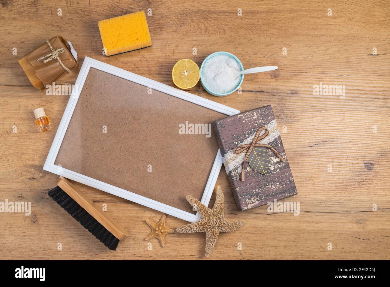 Haushaltsreinigungsprodukte aus Naturprodukten. Minimale Kosten und keine Chemikalien. Hausmittel für alle Oberflächen und Fensterscheiben. Natürliche Heilmittel Stockfoto