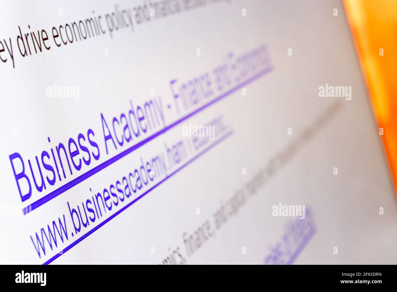 Internet-Suchergebnisse für Finanzdienstleistungen und Informationen mit den Links von imaginären nicht vorhandenen Websites auf dem Display, close up. Stockfoto