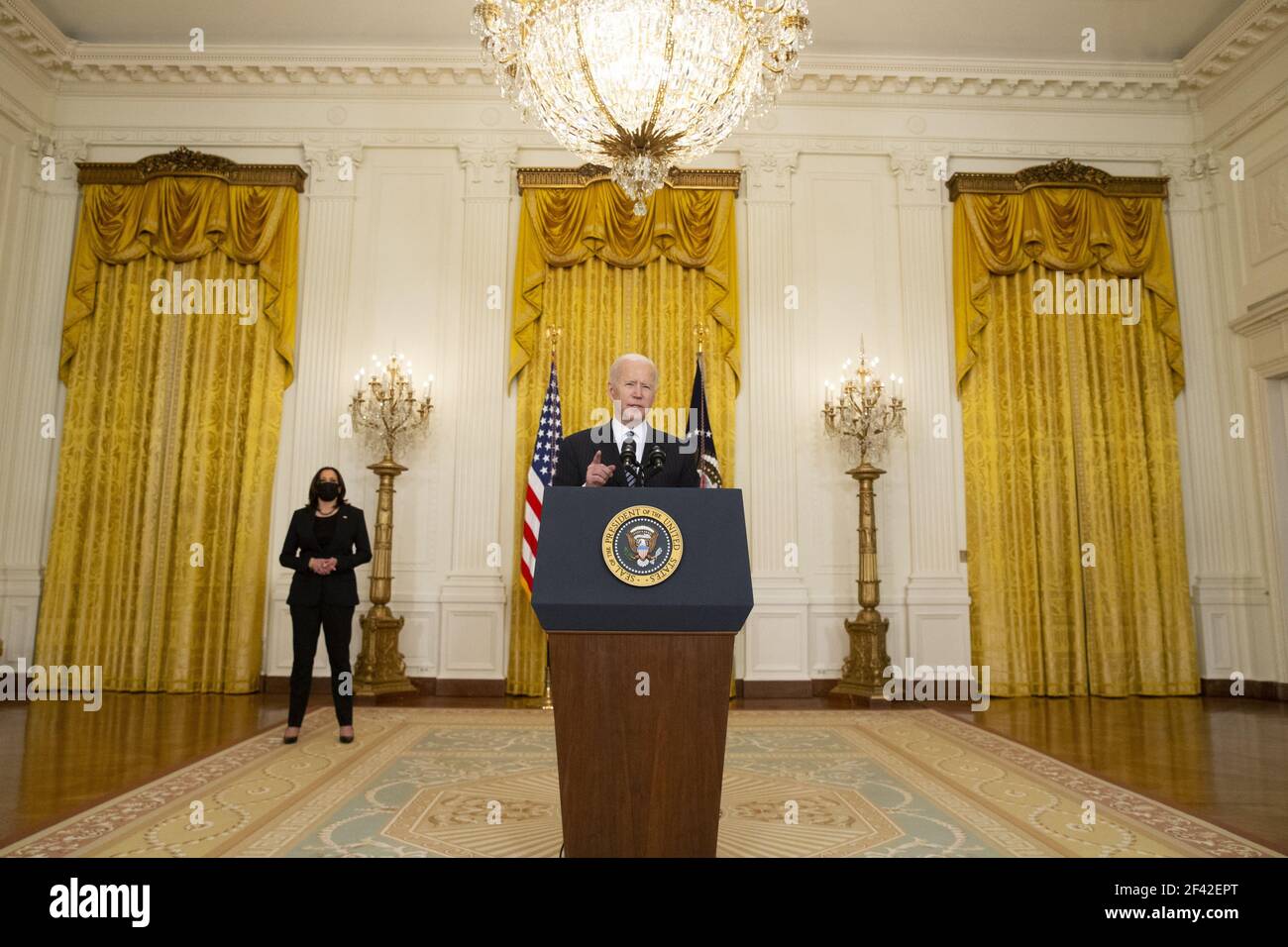 Washington, Usa. März 2021, 18th. US-Präsident Joe Biden hält am 18. März 2021 im Ostsaal des Weißen Hauses in Washington, DC, Bemerkungen zum Stand der COVID-19-Impfungen. Die Vereinigten Staaten haben mehr als 100 Millionen verabreichte Impfstoffdosen COVID-19 erhalten. Foto von Michael Reynolds/UPI Kredit: UPI/Alamy Live Nachrichten Stockfoto