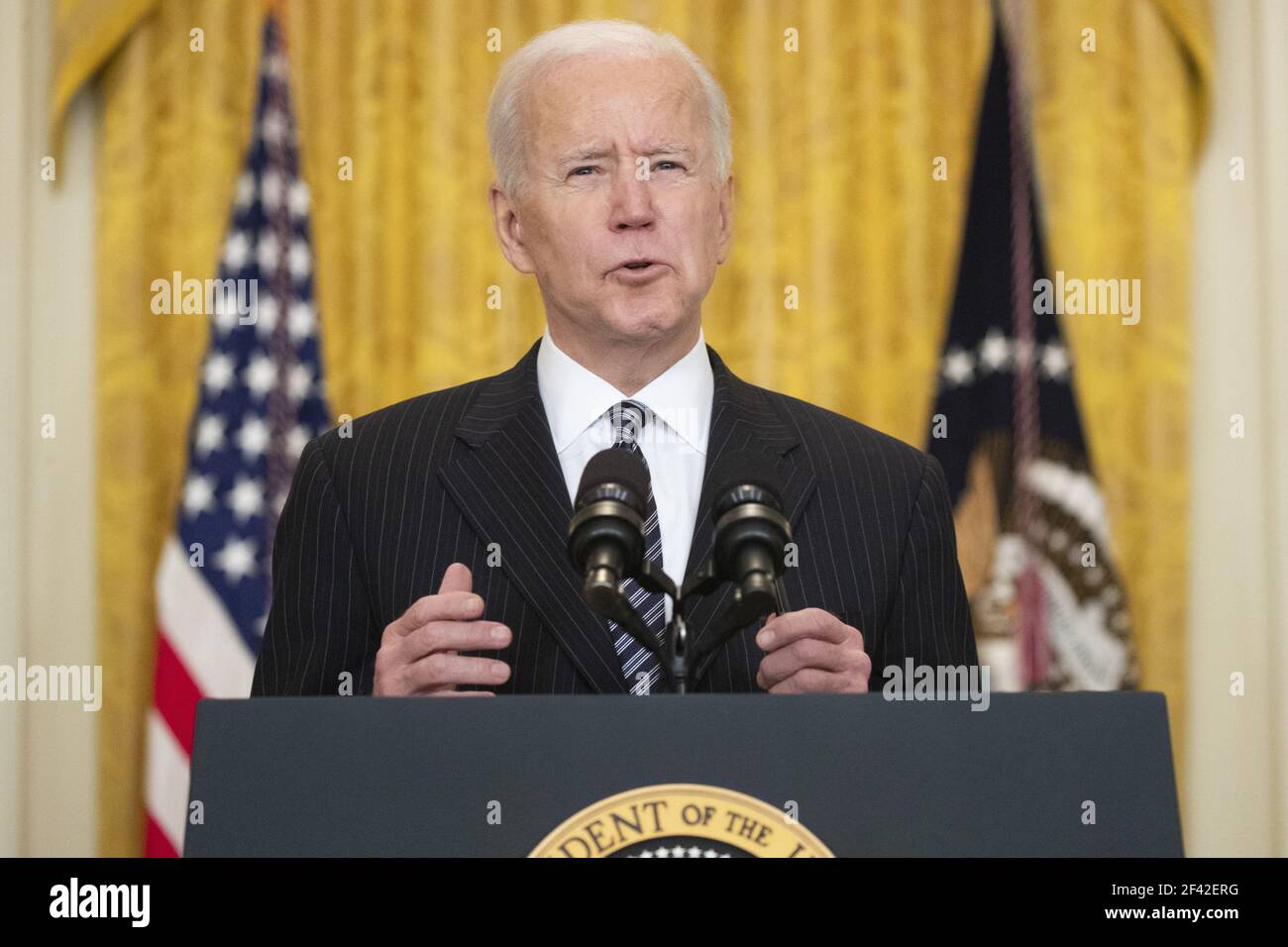 Washington, Usa. März 2021, 18th. US-Präsident Joe Biden hält am 18. März 2021 im Ostsaal des Weißen Hauses in Washington, DC, Bemerkungen zum Stand der COVID-19-Impfungen. Die Vereinigten Staaten haben mehr als 100 Millionen verabreichte Impfstoffdosen COVID-19 erhalten. Foto von Michael Reynolds/UPI Kredit: UPI/Alamy Live Nachrichten Stockfoto