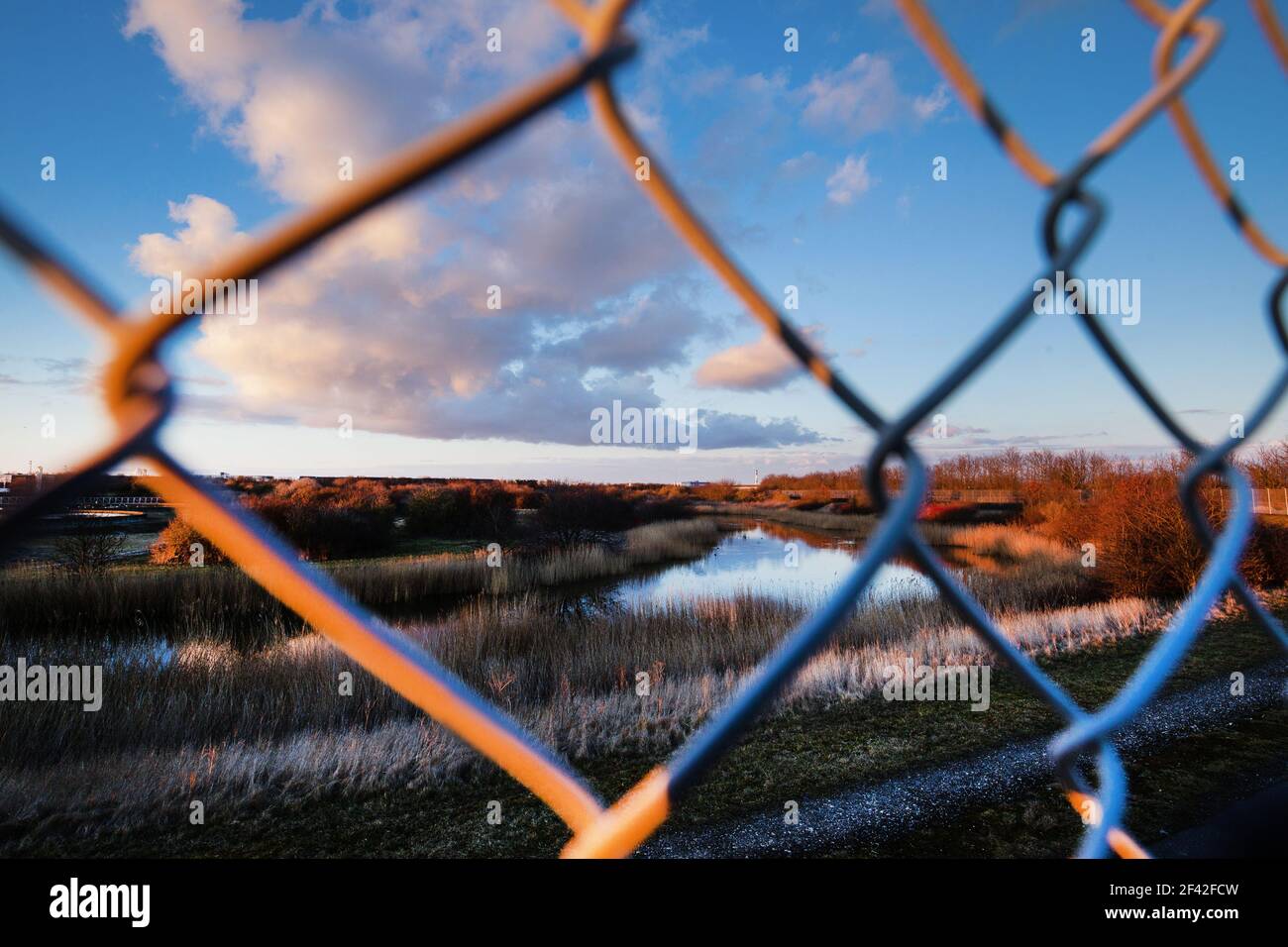 Seengebiet umgeben von Zaun in Dänemark Stockfoto