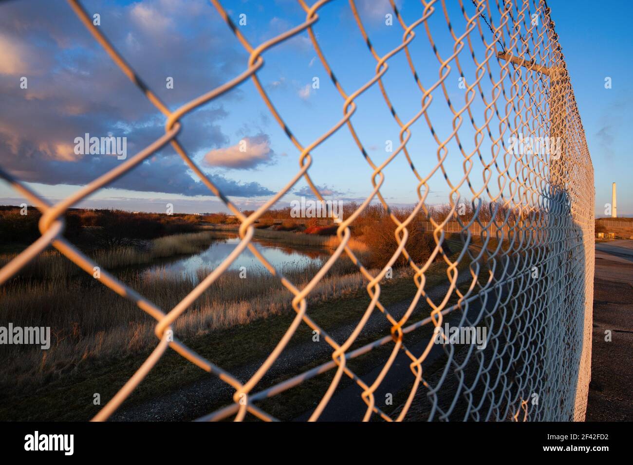 Seengebiet umgeben von Zaun in Dänemark Stockfoto
