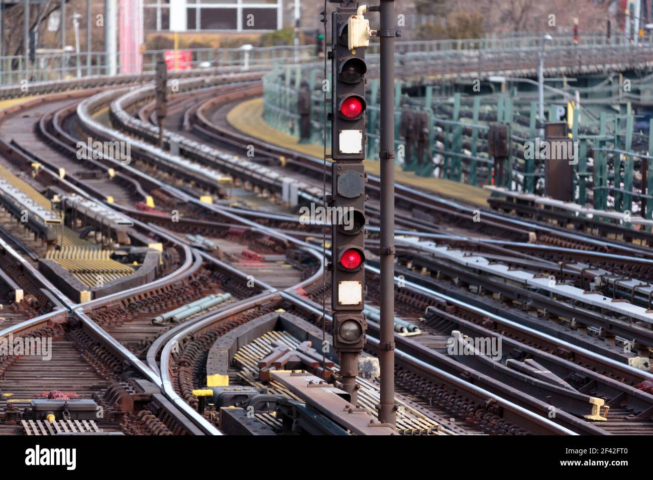 Rote Ampeln an den U-Bahngleisen im Freien, die sich in die eingewellten Entfernung Stockfoto
