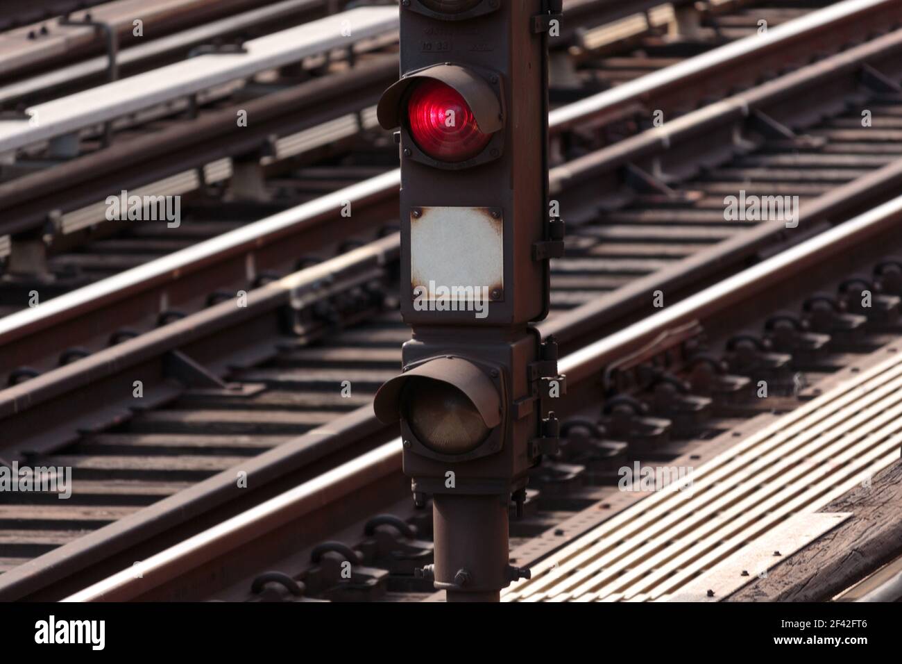 Nahaufnahme einer roten Ampel an einer U-Bahn im Freien Bahnstrecke Stockfoto
