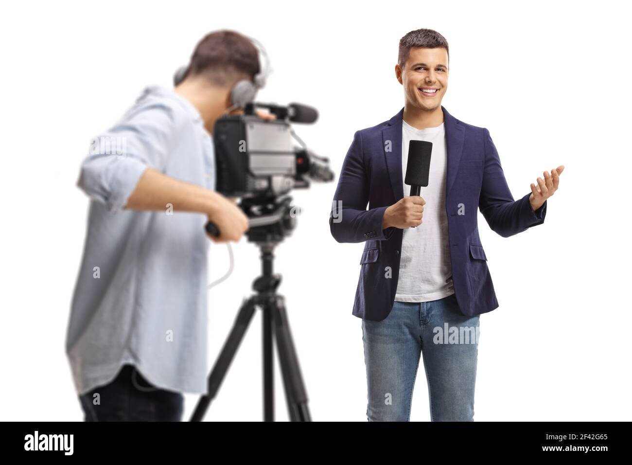 Kameramann Aufnahme eines männlichen Reporters mit einem Mikrofon gestikulierenden mit Hand isoliert auf weißem Hintergrund Stockfoto