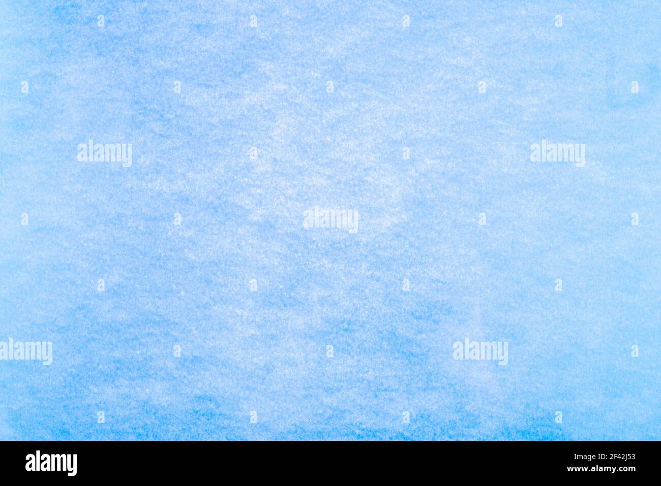 Blauer Hintergrund. Blaue Papiertextur. Matte monochrome Oberfläche mit Geräuschen. Stockfoto