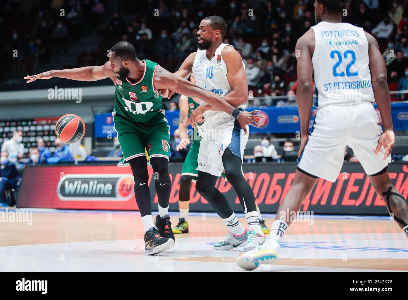 SINT PETERSBURG, RUSSLAND - 18. MÄRZ: Tonye Jekiri aus Bakonia und will Thomas von BC Zenit während des EuroLeague-Spiels der Turkish Airlines zwischen Zenit St Stockfoto