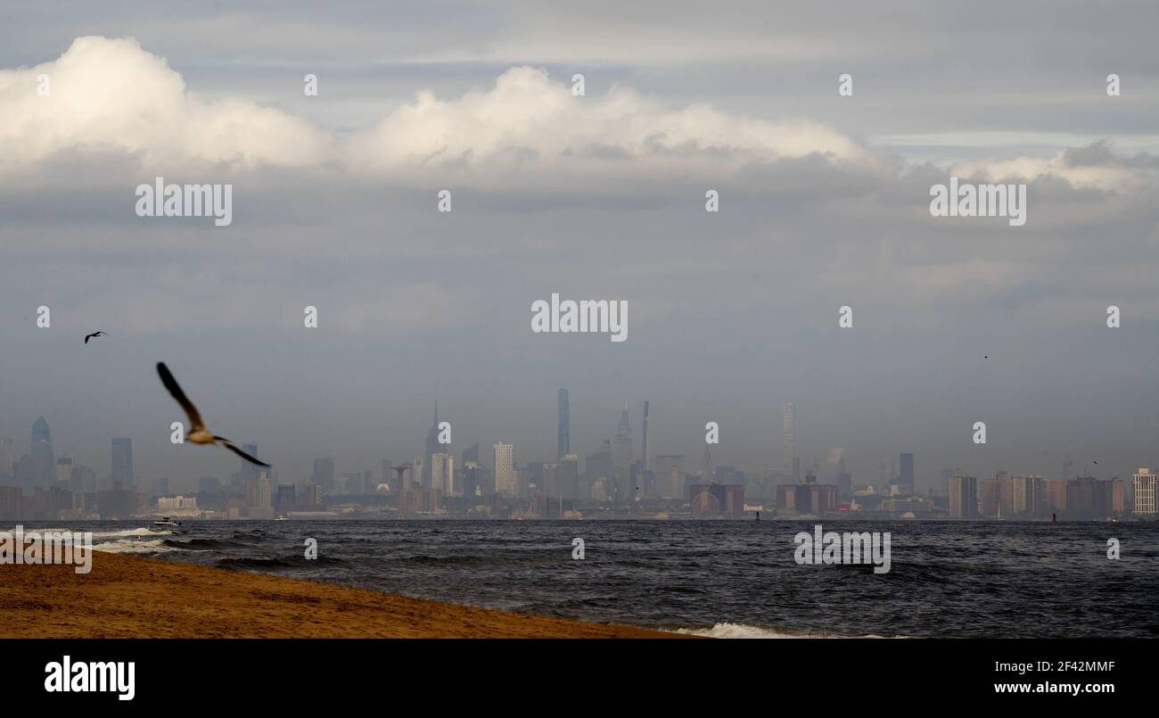 Skyline von NYC. Blick von Sandy Hook Beach, NJ Stockfoto