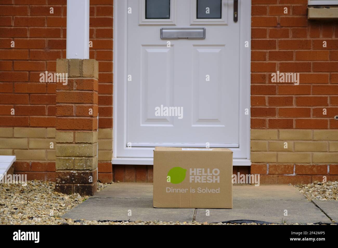 Exeter, UK-March 2021: Eine Hallo Frischekost-Lieferbox vor einer Haustür in Exeter. Hallo Fresh versorgt Abonnenten mit Rezeptsatz-Boxen Stockfoto