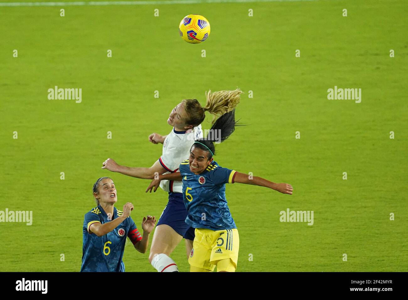 Orlando, Florida, USA, 22. Januar 2021, USA und Kolumbien Spieler kämpfen während des Internationalen Freundschaftsspieles um den Kopf. (Foto: Marty Jean-Louis) Stockfoto