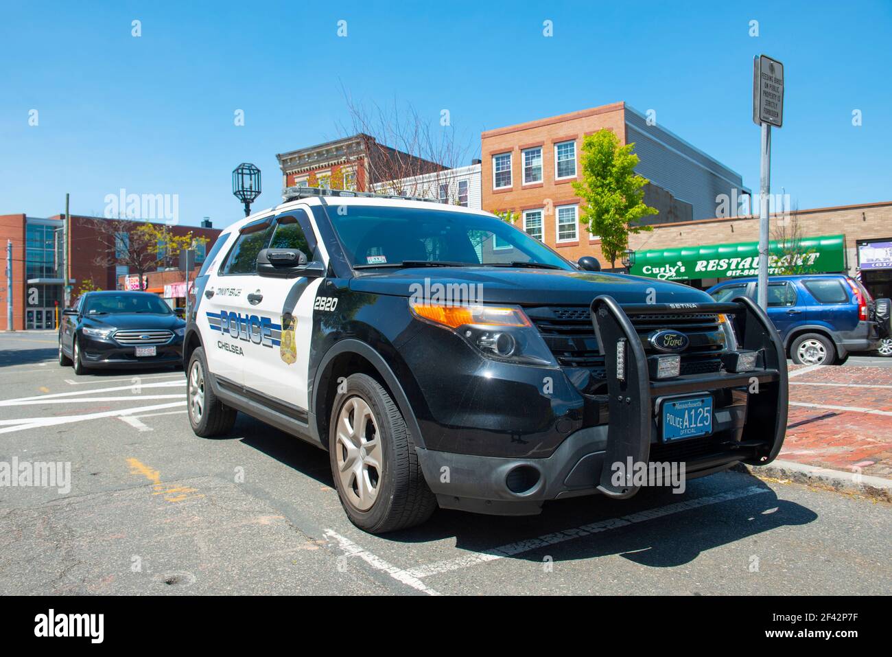 Polizeiauto von Chelsea vor dem Chelsea Polizeidezernat in der 19 Park Street in der Innenstadt von Chelsea, Massachusetts, USA. Stockfoto