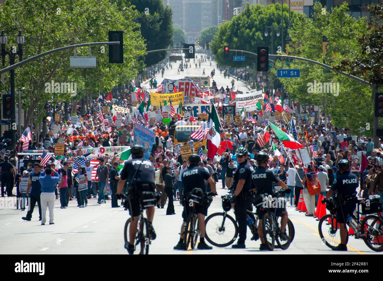 Eine große Menschenmenge marschiert während einer Mayday-Kundgebung in Downtown Los Angeles im Jahr 2009. Stockfoto