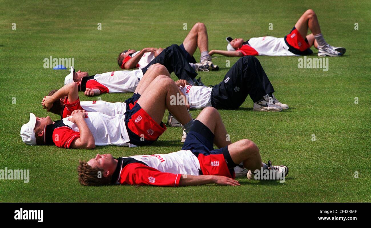 England Cricket-Team wärmen sich vor dem ersten Test gegen Simbabwe in die Netze. Stockfoto