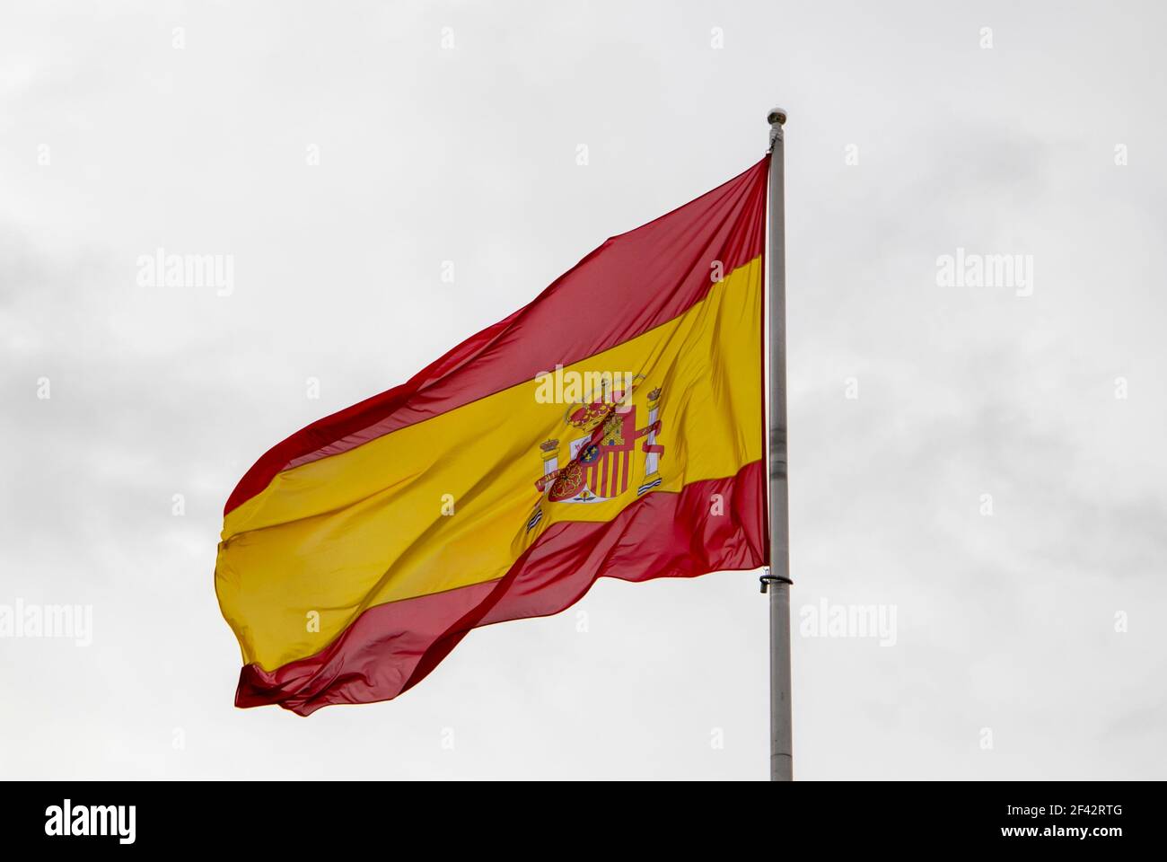 Flagge Spaniens winkt am weißen Himmel. Stockfoto